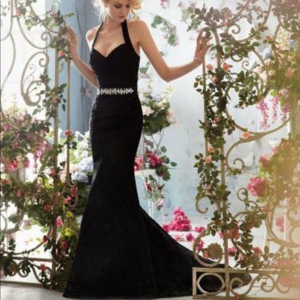 Black wedding gown ! Uniquely beautiful 👰